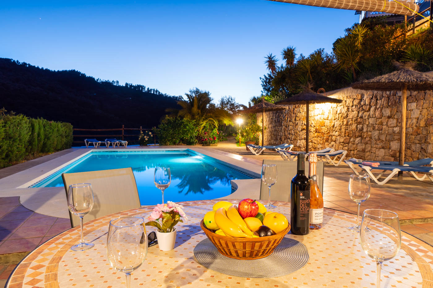 Zona de la piscina de noche